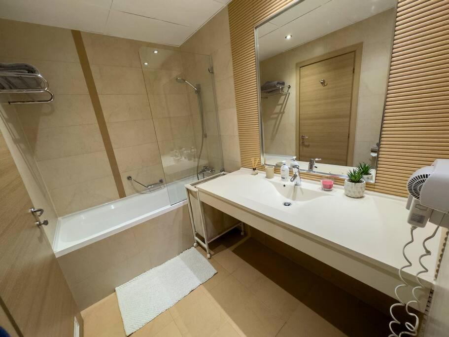 Luxury 2 Bedroom Apartment Bucharest Exterior photo